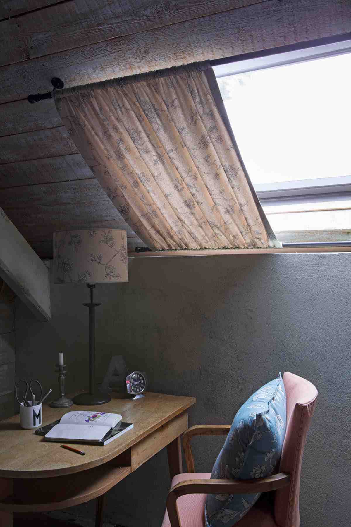 rideaux coulisses design idée chambre fenetre de toit