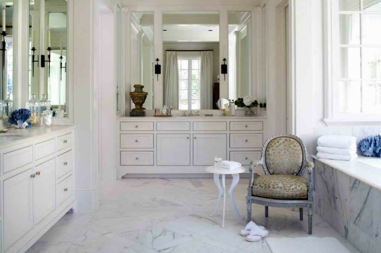 salle de bains fauteuil idée aménagement marbre sol meuble bois déco