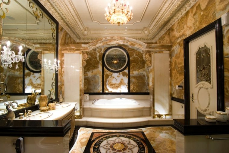 salle de bain luxueuse design baignoire design déco idée miroir mur évier luminaire