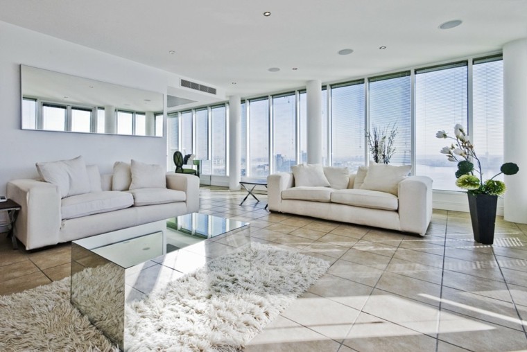 déco salon contemporain blanc tapis de sol table en verre canapé blanc déco plante idée miroir mur 