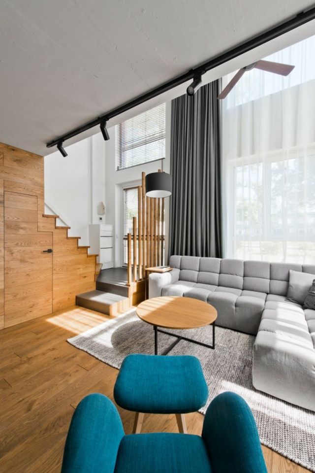 loft contemporain design canapé d'angle gris fauteuil bleu design table basse bois