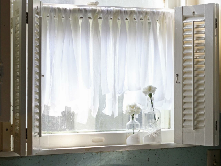 rideau petite fenêtre voilage blanc transparent déco fleurs salle de bain idées