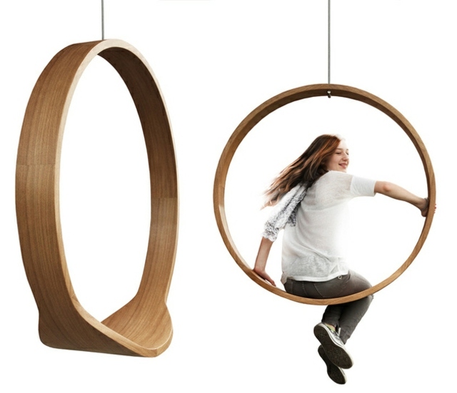 balançoire en bois design iwona kosicka moderne idée assis bois fauteuil suspendu 