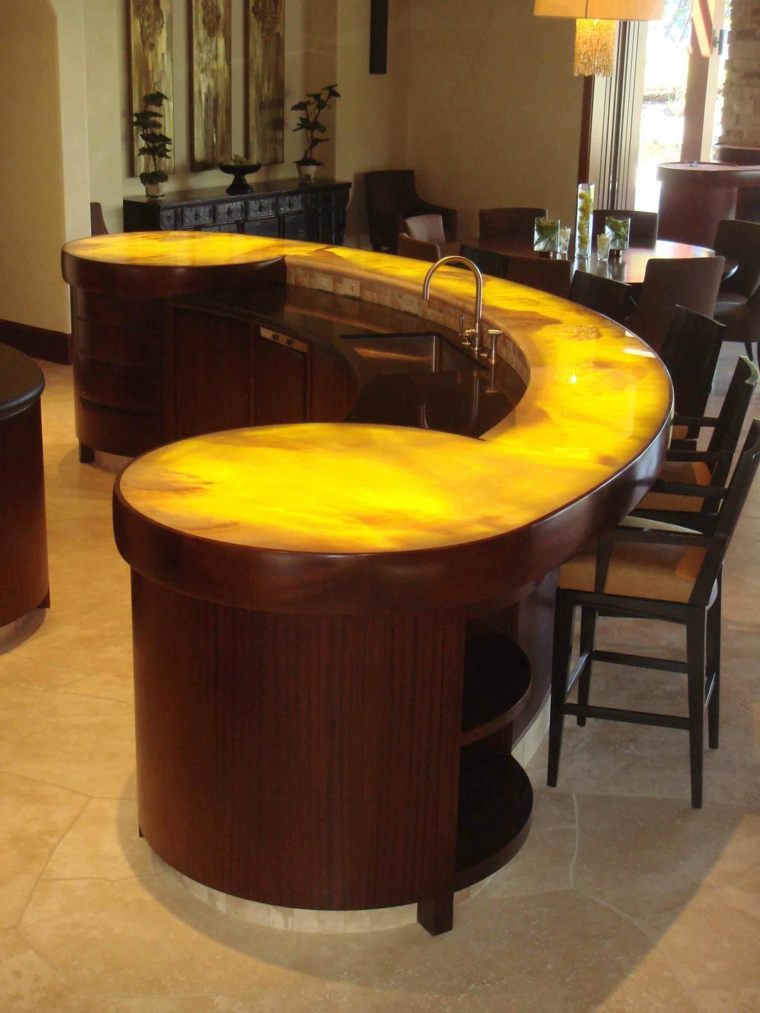 cuisine avec bar design idée intérieur aménagement chaise en bois moderne design idée 