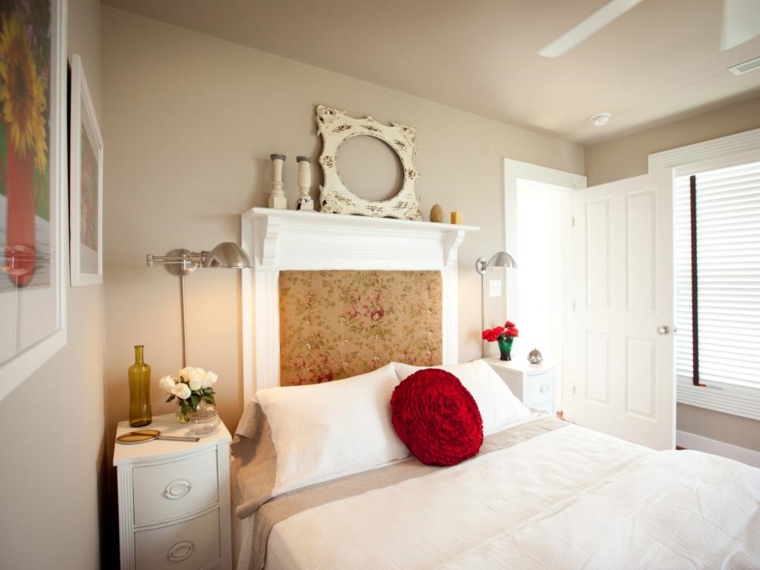 tête de lit blanc design déco idée coussins rouge miroir rond déco