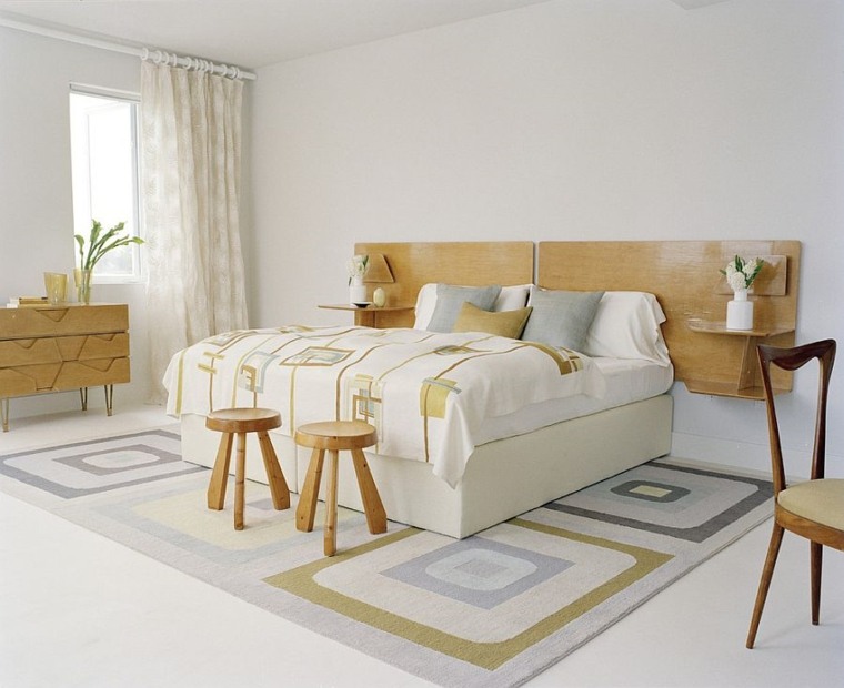chambre minimaliste idée tête de lit bois design tabouret tapis de sol meuble bois design