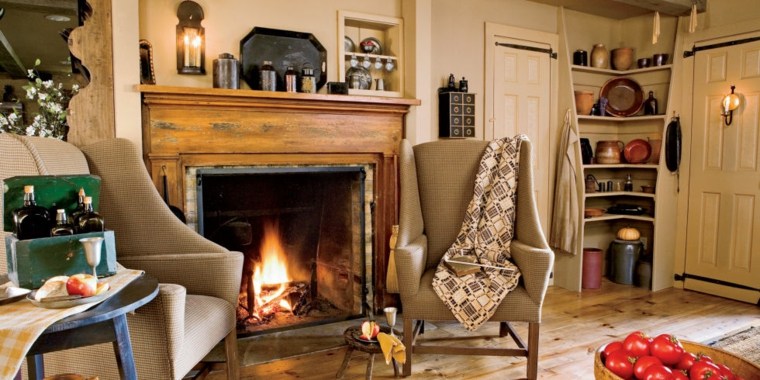habillage cheminée bois design fauteuil coussins tapis de sol design parquet bois 