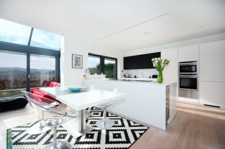 cuisine avec bar design aménagement table blanche tabouret tapis de sol noir et blanc îlot 