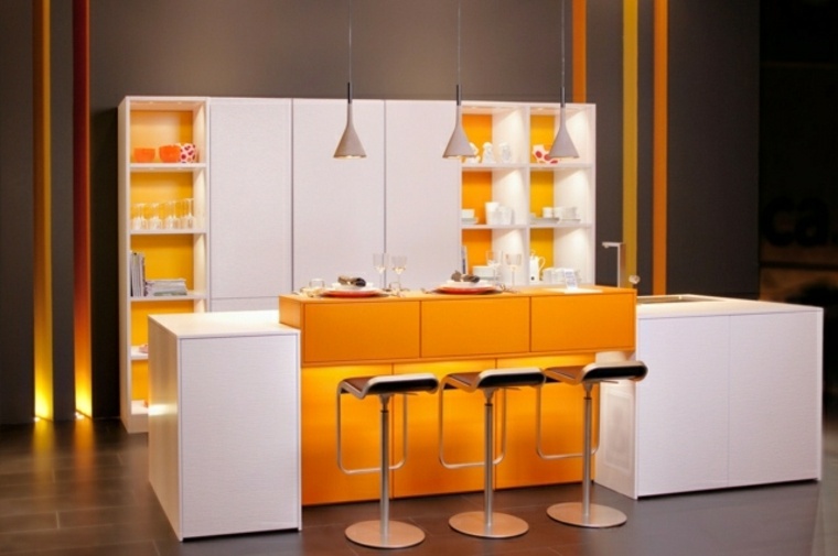 cuisine moderne idée aménagement luminaire suspension tabouret design rangement meuble étagères 