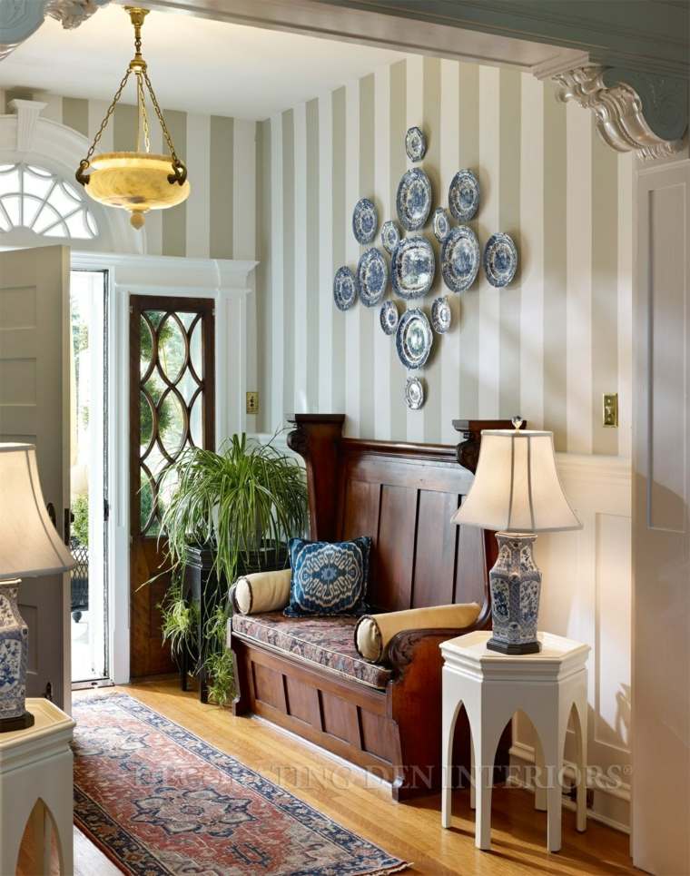 intérieur design moderne entrée déco mur papier peint meuble bois banc entrée idée lampe à pied guéridon bois blanc