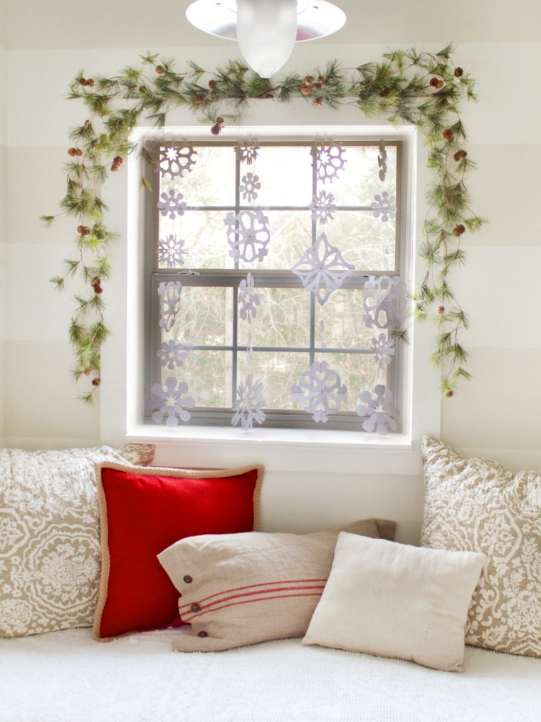intérieur décoration noël idée guirlande en papier flocon de neige coussins canapé salon design décoration 