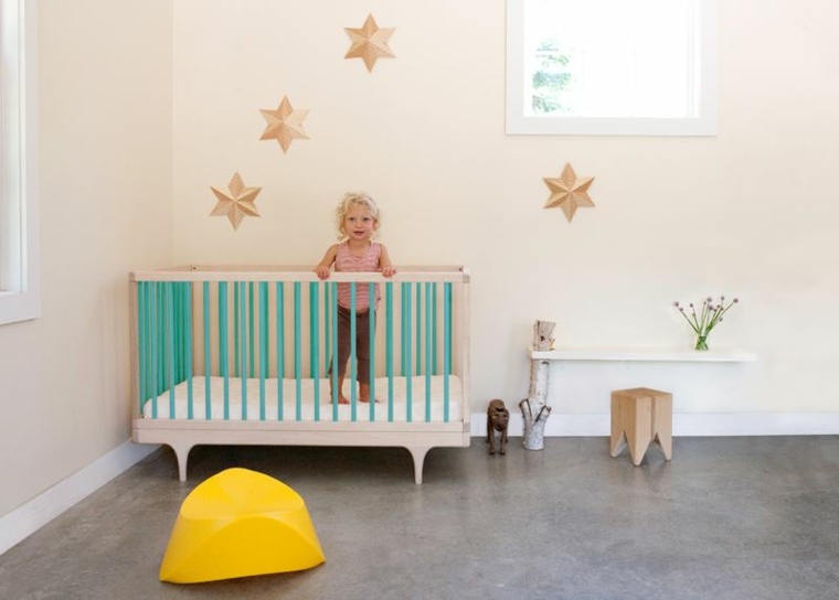 chambre de bébé design bois déco mur idée étagère bois blanc pouf jaune déco mur étoiles