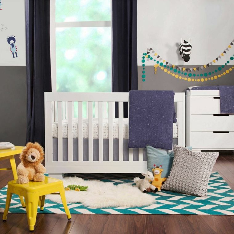 intérieur chambre bébé design lit bébé bois déco tapis de sol bleu blanc chaise meuble bois rangement