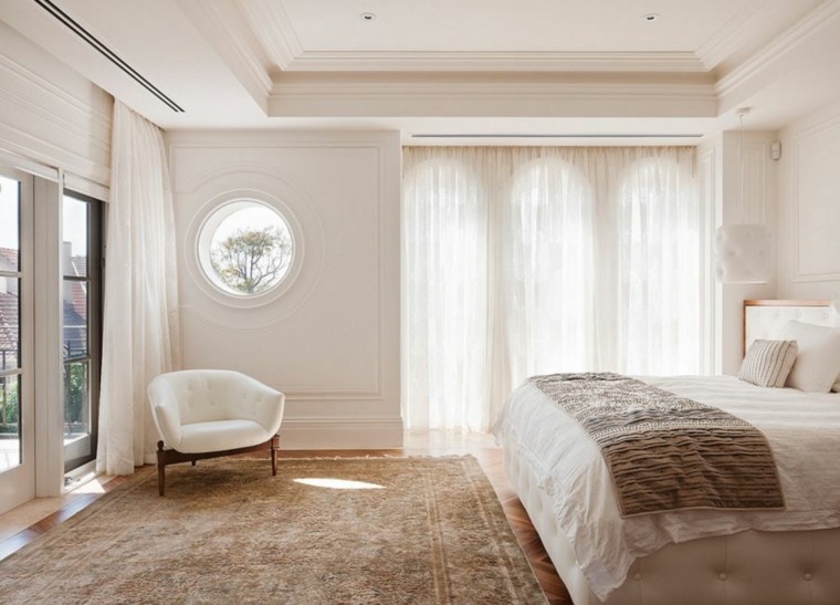 poser un faux plafond chambre à coucher design fauteuil blanc déco lit idée 