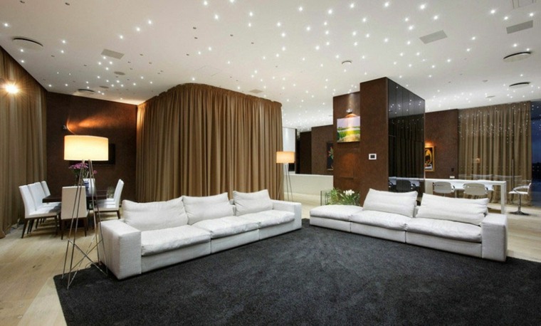 intérieur salon contemporain faux plafond lumineux blanc canapé blanc coussisn design lampe moderne tapis de sol noir