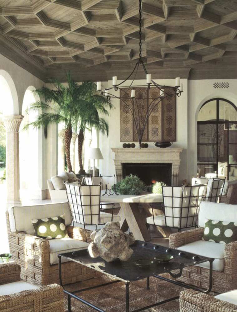 salon contemporain moderne faux plafond bois design chandelier bougie table fauteuil design aménagement intérieur moderne idée décoration murale palme