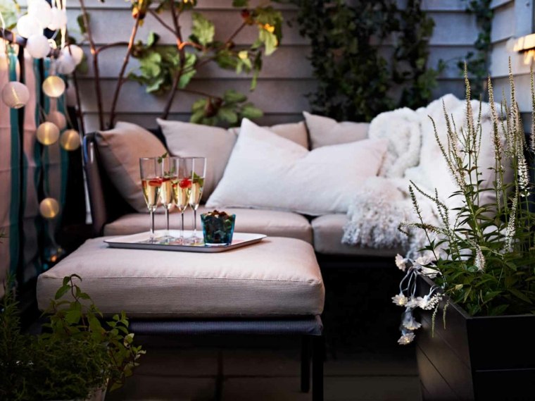 luminaire extérieur idée design canapé coussin terrasse guirlande lumineuse 