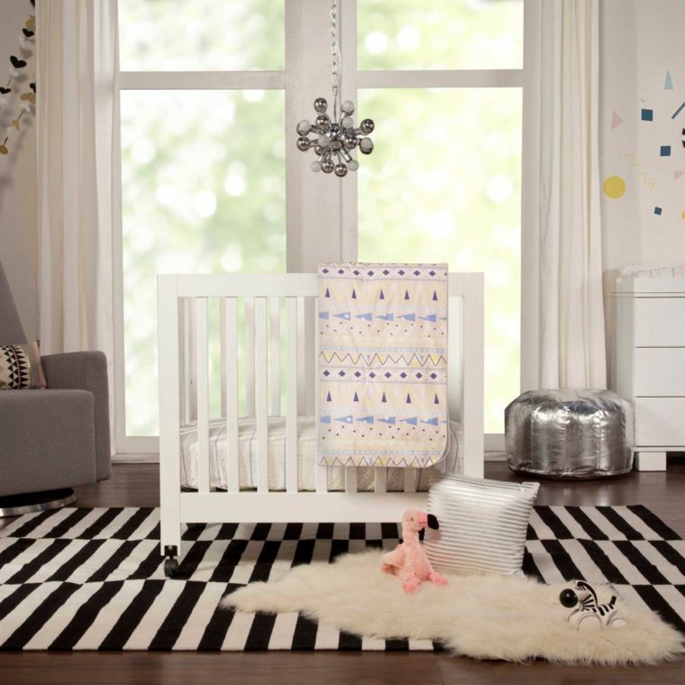 intérieur chambre bébé décoration lit tapis de sol design idée bois pouf argenté 