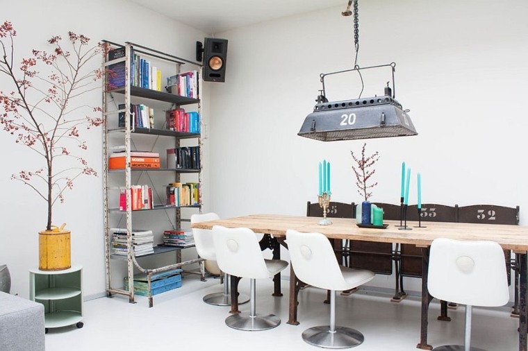 intérieur design moderne luminaire suspendu style industriel étagères bibliothèque table en bois chaise blanche