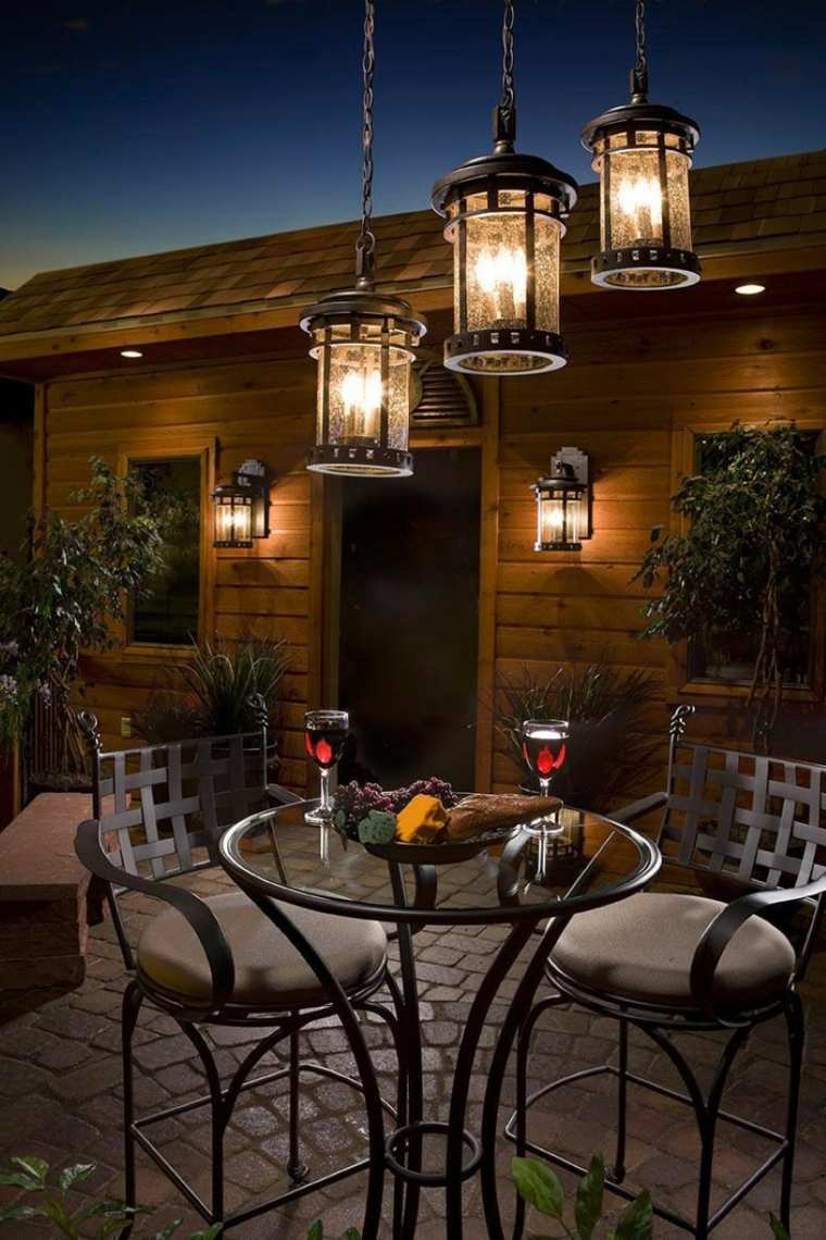 extérieur terrasse moderne idée luminaire suspension design table en verre chaise coussins maison en bois