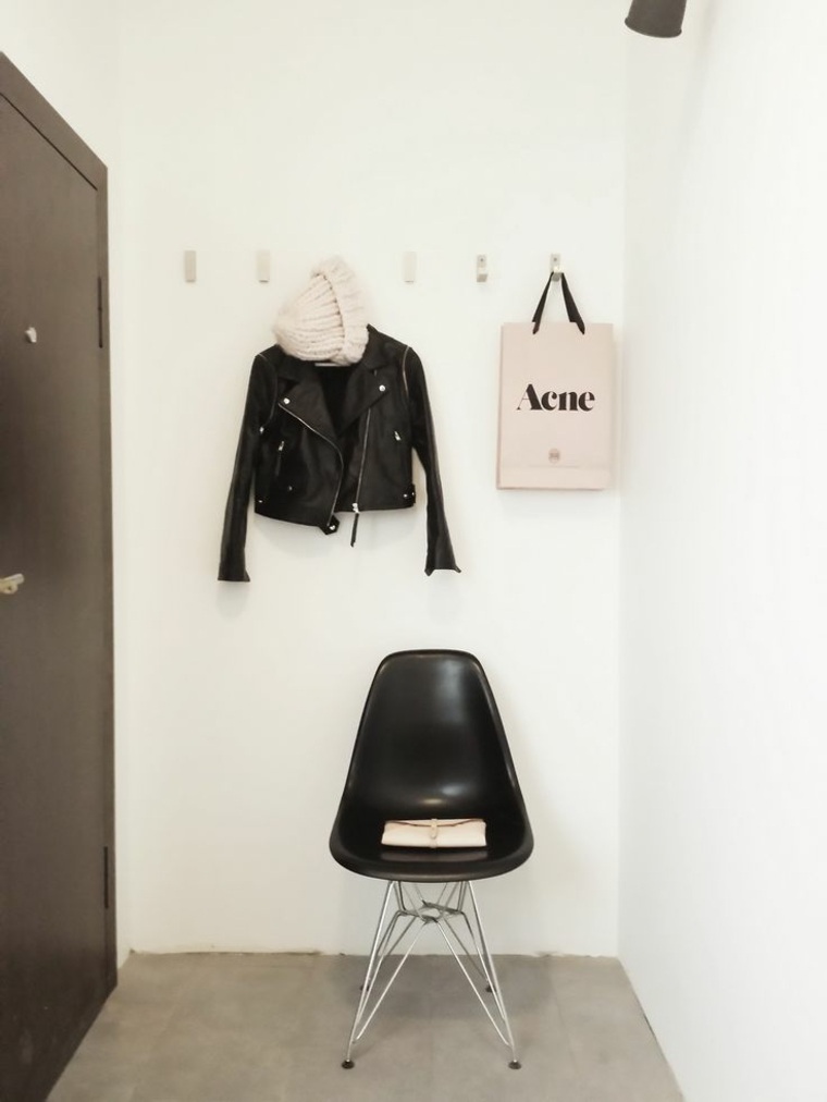 intérieur appartement entrée idée aménagement minimaliste chaise noire design penderie décorer son entrée 