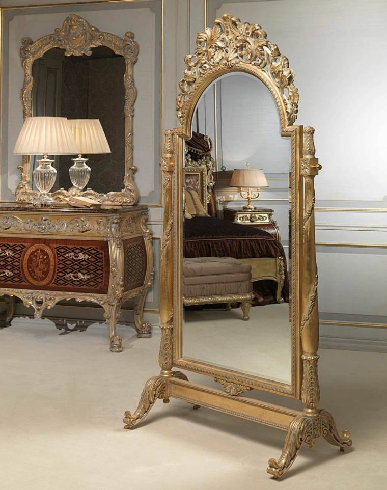 chambre baroque miroir doré sur pied 