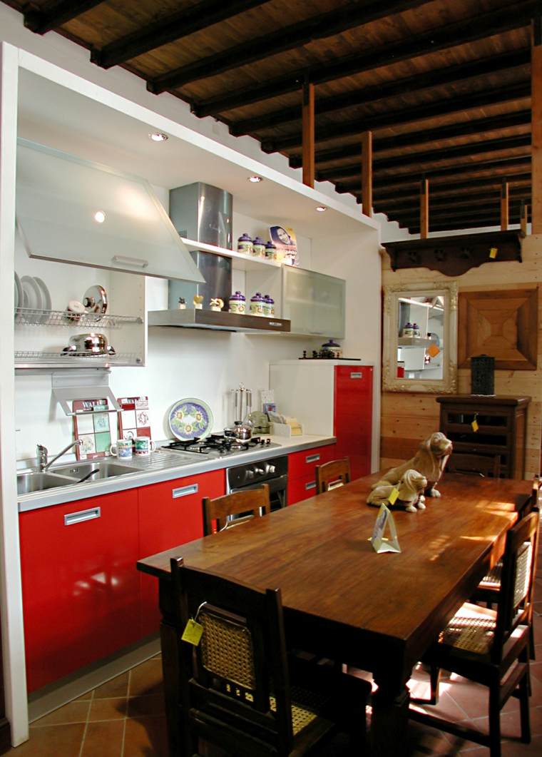 modèle de cuisine rouge table bois
