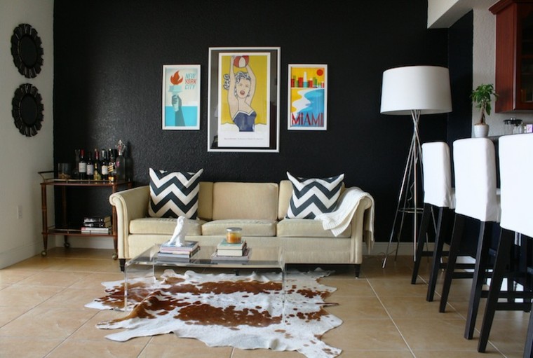 intérieur salon mur noir idée carrelage sol décoration murale cadres canapé blanc coussins en noir et blanc 