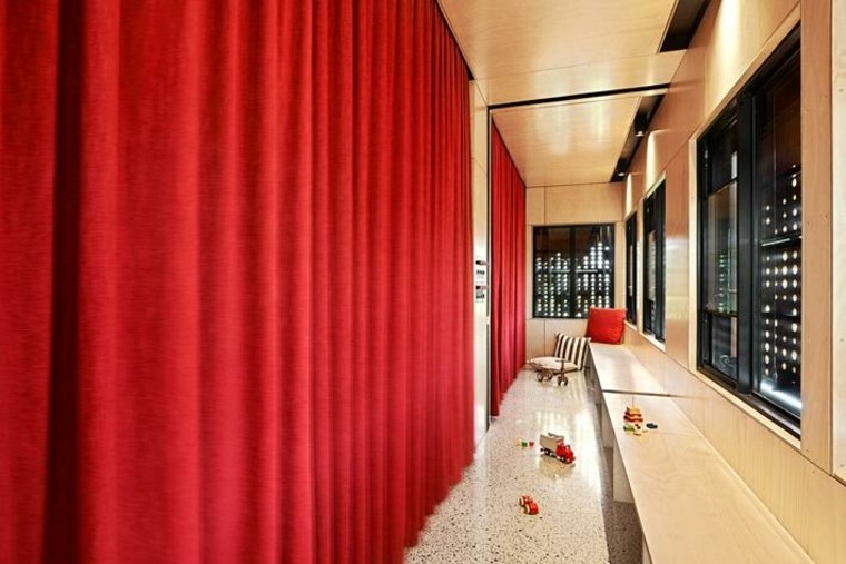 maison en bois design idée séparateur pièce rideau rouge -mihaly-slocombe-architects