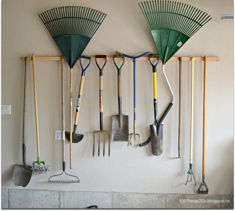 outils de jardin accrochage mur déco idée optimisation espace 