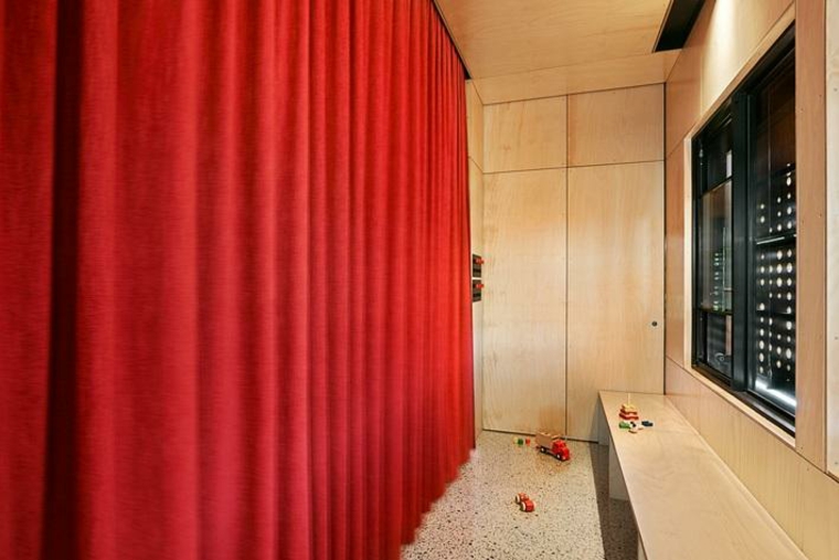 maison en bois pour enfants rideau rouge design meuble bois déco idée