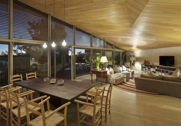 intérieur salon salle à manger faux plafonds en bois canapé beige coussins design lampe 