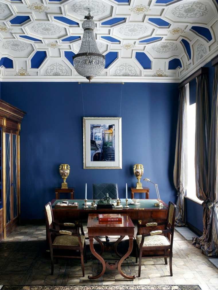 faux plafond blanc bleu design idée salle à manger chaise bois décoration murale cadre 