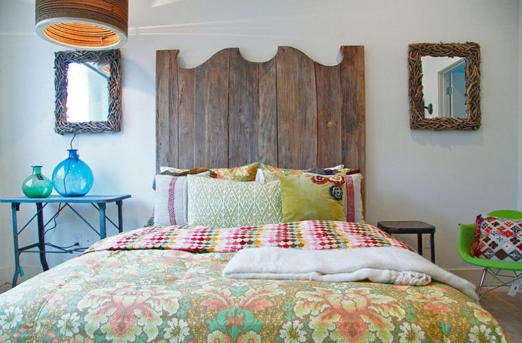 intérieur chambre design tête de lit bois déco mur miroir cadres design fauteuil vert table basse 