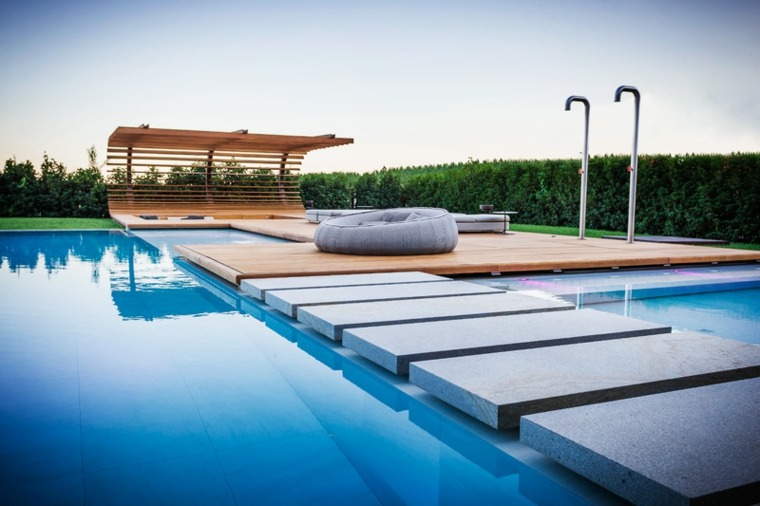 design extérieur terrasse bois piscine