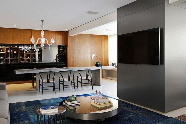 idée appartement moderne design salle à manger table grise chaise design tapis de sol bleu table basse salon luminaire suspension étagères bois