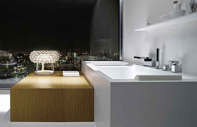 salle de bain luxe design mobilier bois luminaire idée baignoire déco étagères