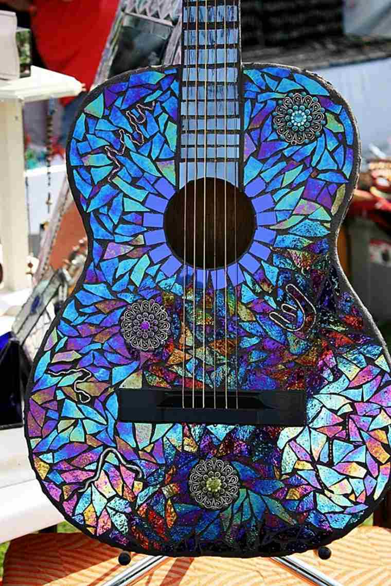 guitare décorée avec vieux cds idée recyclage très originale 