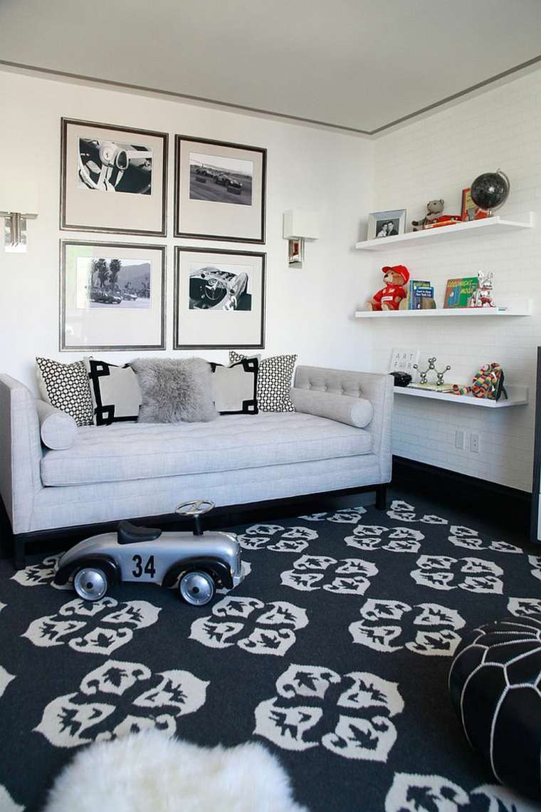 salle de jeux chambre d'ami idée aménagement canapé blanc coussin cadres déco mur tapis de sol noir blanc étagères déco