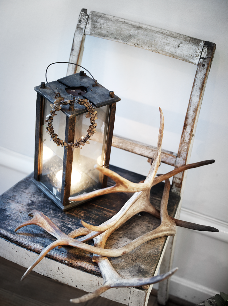 décoration noël authentique idée bougie chaise en bois design moderne 