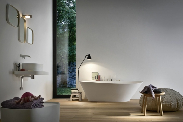 éclairage de salle de bain discret design luminaire miroir mur baignoire parquet bois 