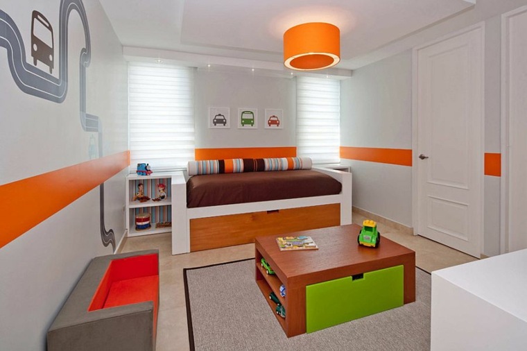 salle jeux enfants idée luminaire orange éclairage chambre design table basse bois tapis de sol canapé marron