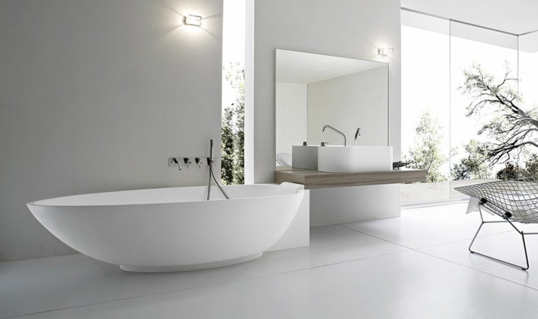 salle de bains minimaliste design idée baignoire éclairage mur fauteuil