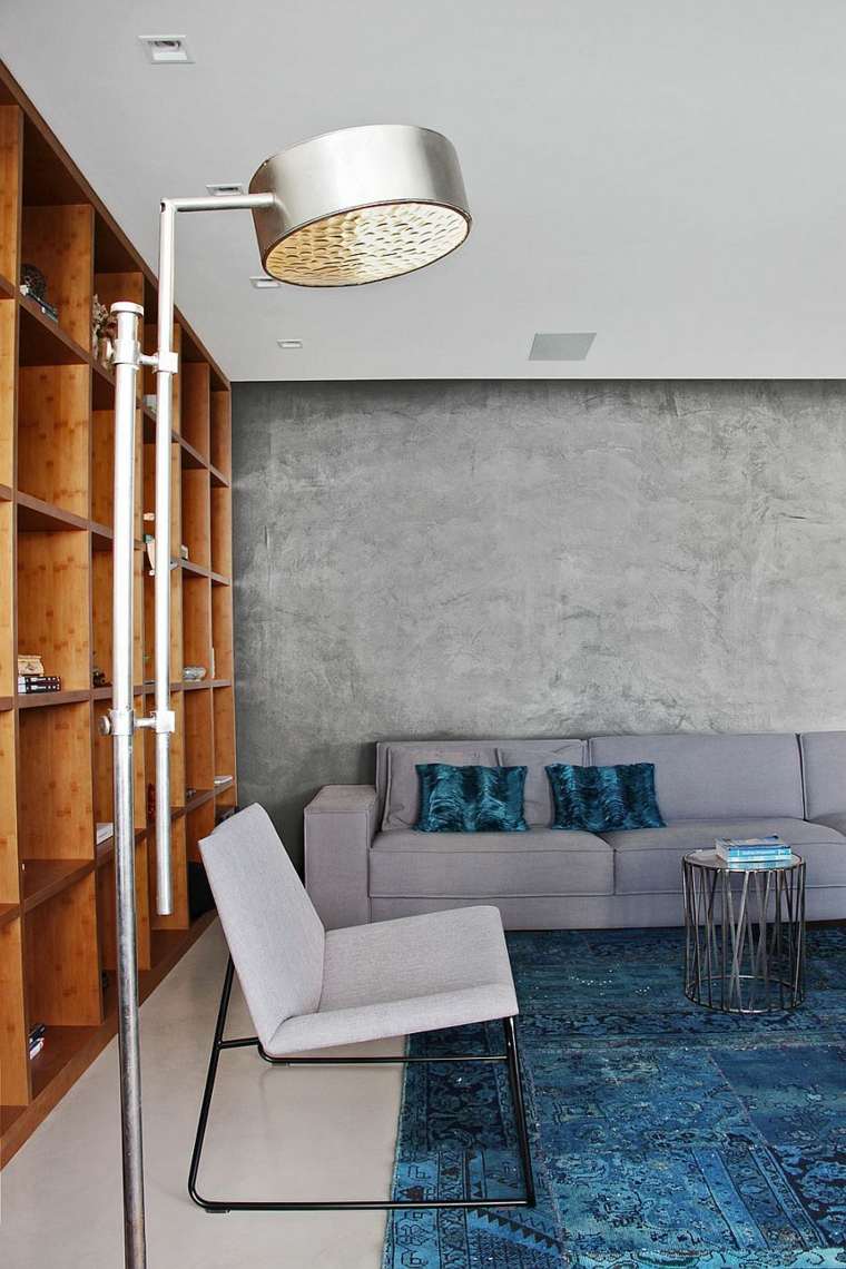appartement design moderne lampe idée étagères bois bibliothèque rangement tapis de sol bleu
