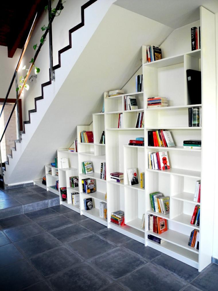 rangement escalier espace gain de place bibliothèque design bois idées