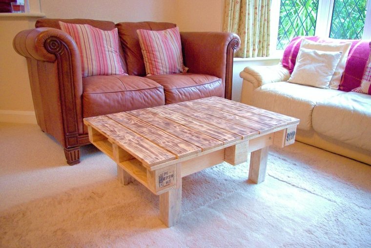 table bois palette salon mobilier bricolage idée aménagement salon fauteuil cuir
