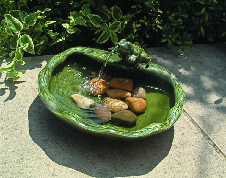 fontaine décorative jardin idée déco pierres plantes