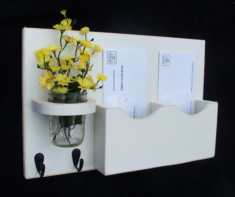 porte courrier blanc bois déco idée fleurs entrée aménagement meuble
