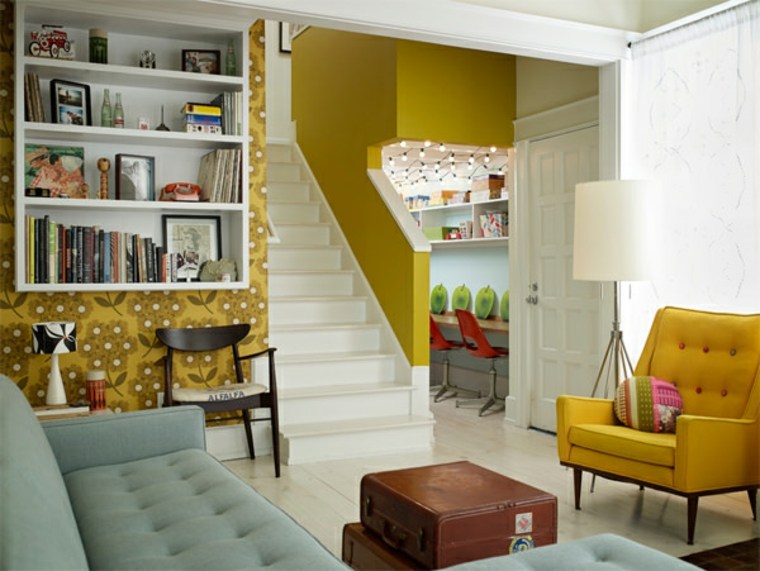 rangement escalier idée gain de place bibliothèque originale bois design fauteuil jaune