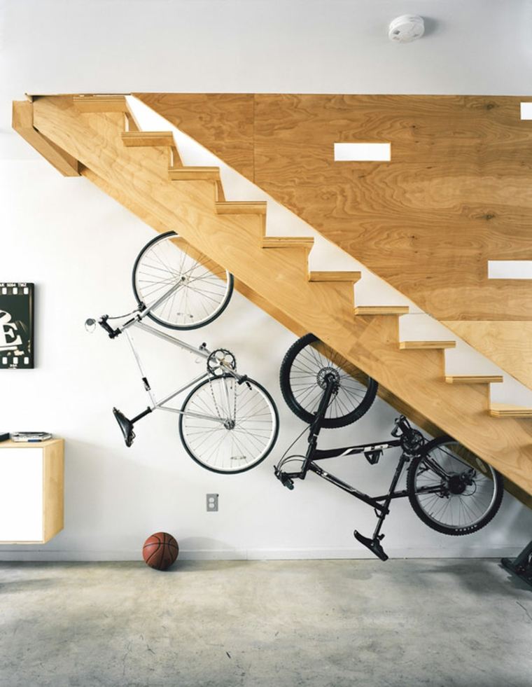rangement vélos idée espace sous escalier bois design sol béton